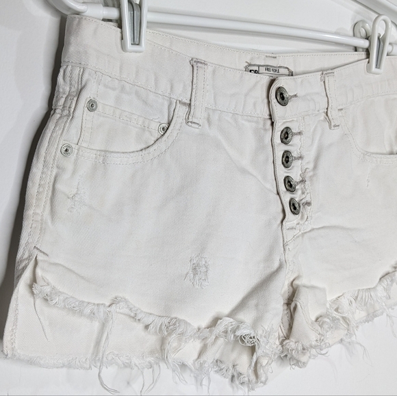 ✨3/$15 Free People white cotton denim shorts 24 - Picture 3 of 12